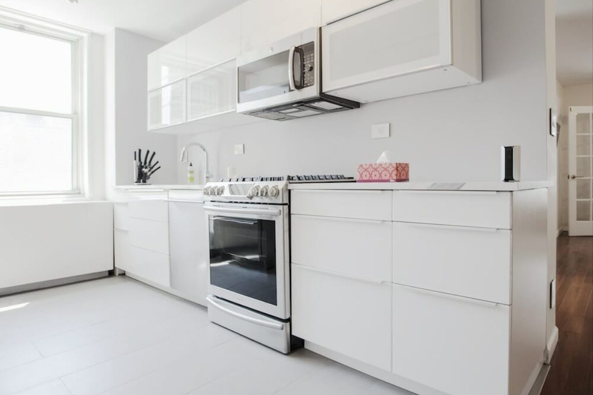 ترکیب کابینت مات و براق در یک آشپزخانه L شکل